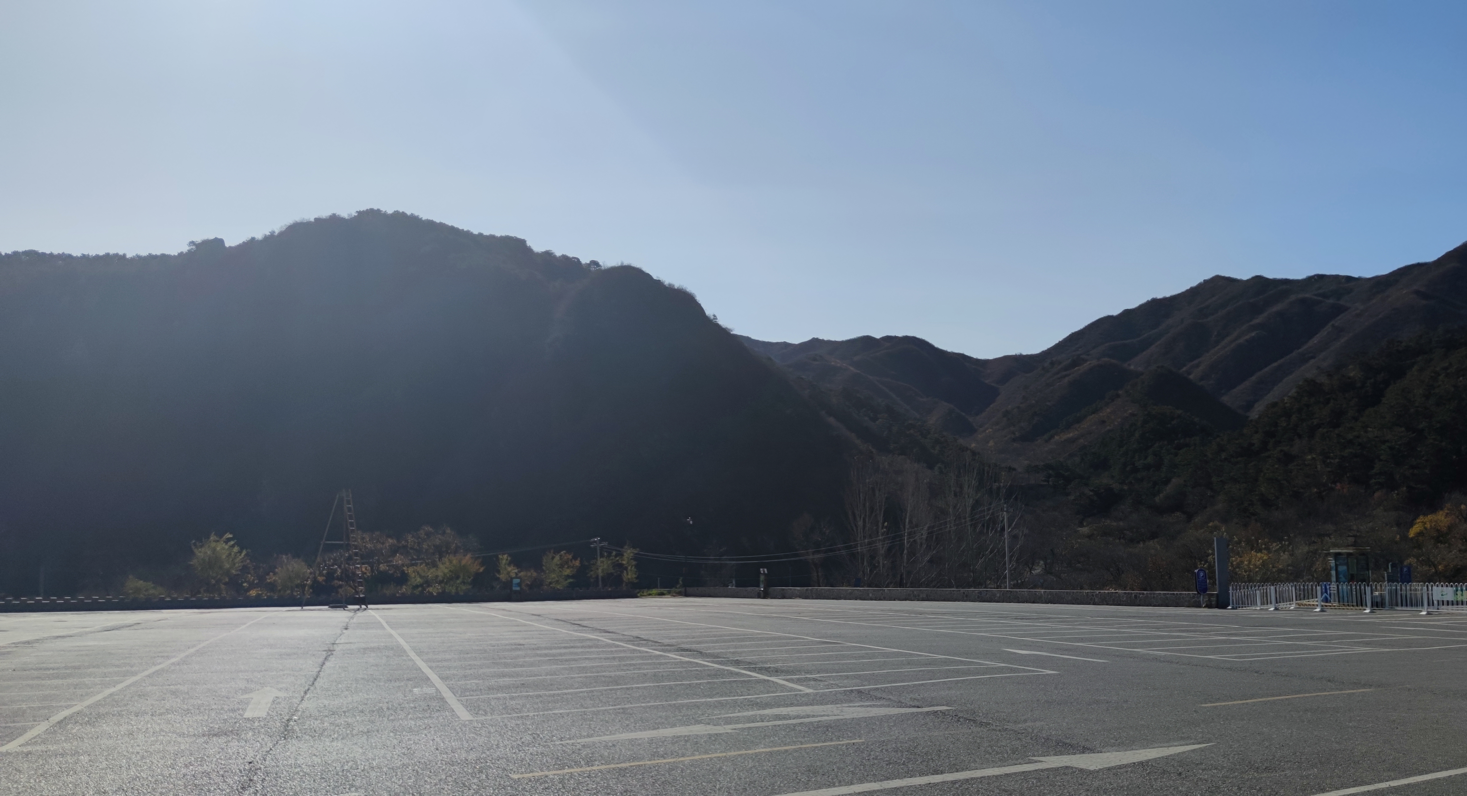 北京郊区空旷的停车场