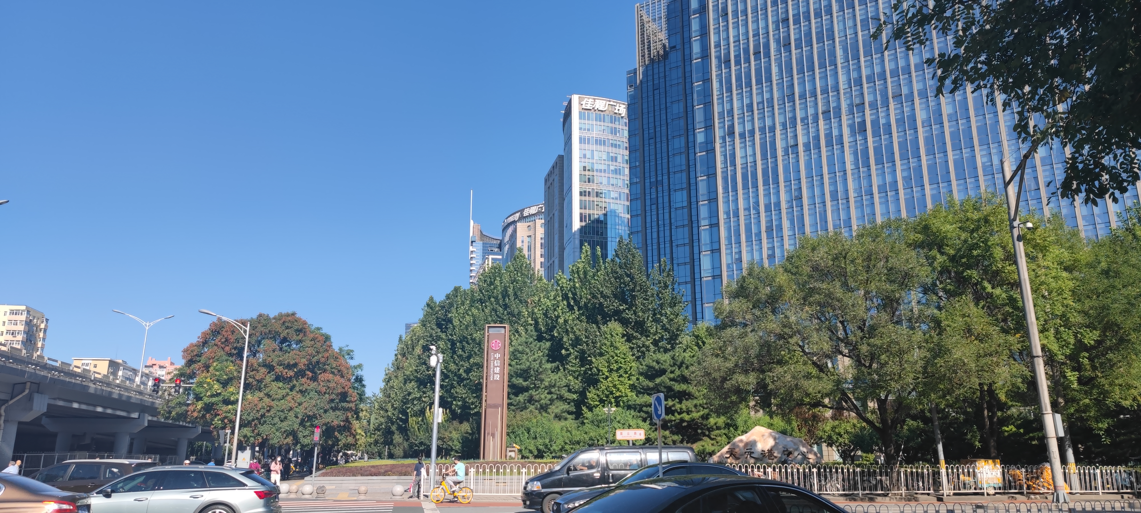 北京佳程广场中信建设前行驶的车辆