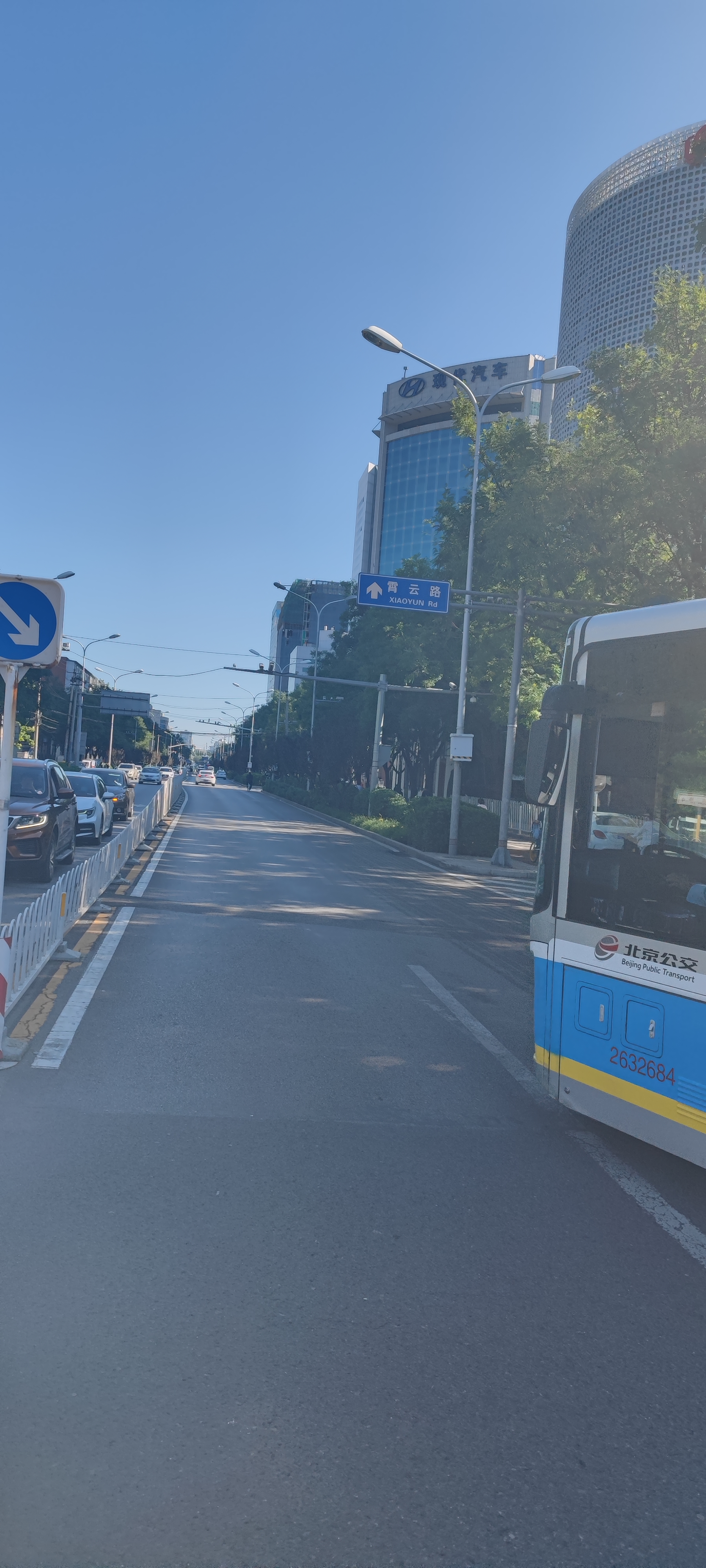 北京霄云路行驶的公交车