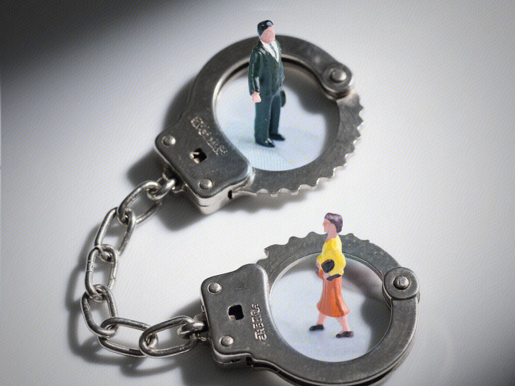夫妻被捕 两人被捕 手铐 刑事责任 被抓