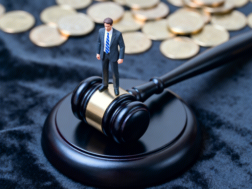 诉讼索赔 法槌 起诉 金币 资金