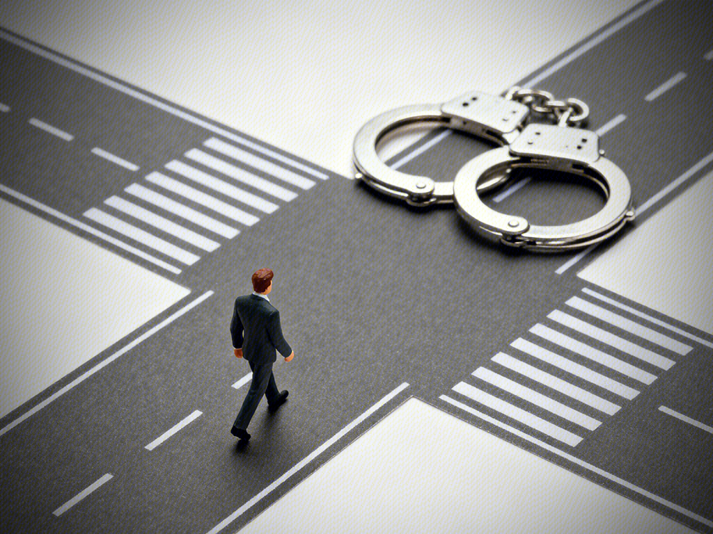 主动投案自首 手铐 十字路口 刑拘 被捕
