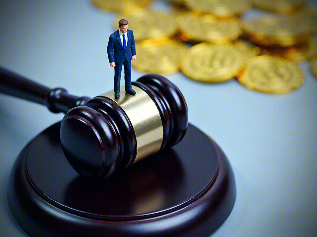 诉讼索赔 法槌 起诉 金币 资金